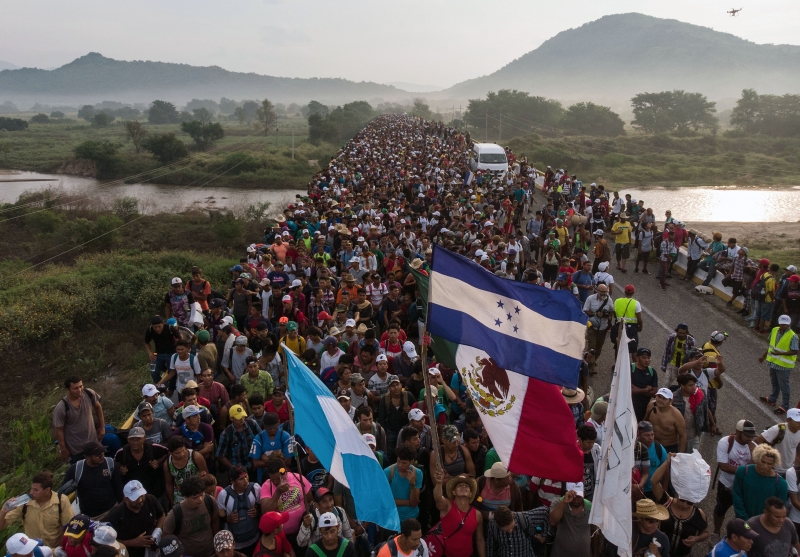 Caravanas de imigrantes da América Central se dirigem aos EUA