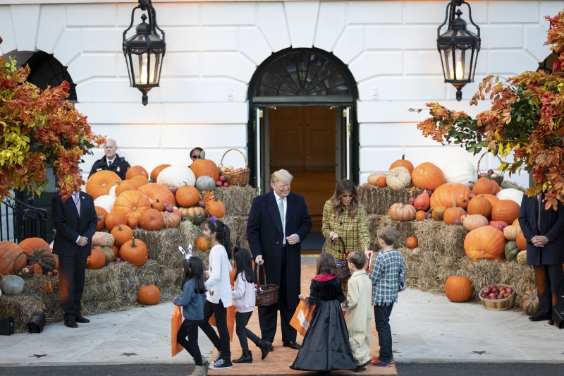 Crianças Na América Celebram O Dia Das Bruxas Engraçado Grupo De Amigos  Crianças Numa Fantasia De Halloween Na Festa De Halloween Foto de Stock -  Imagem de bonito, livro: 161170756