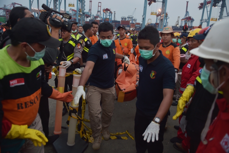Frente de trabalho tenta identificar as várias partes de corpos recuperados no mar