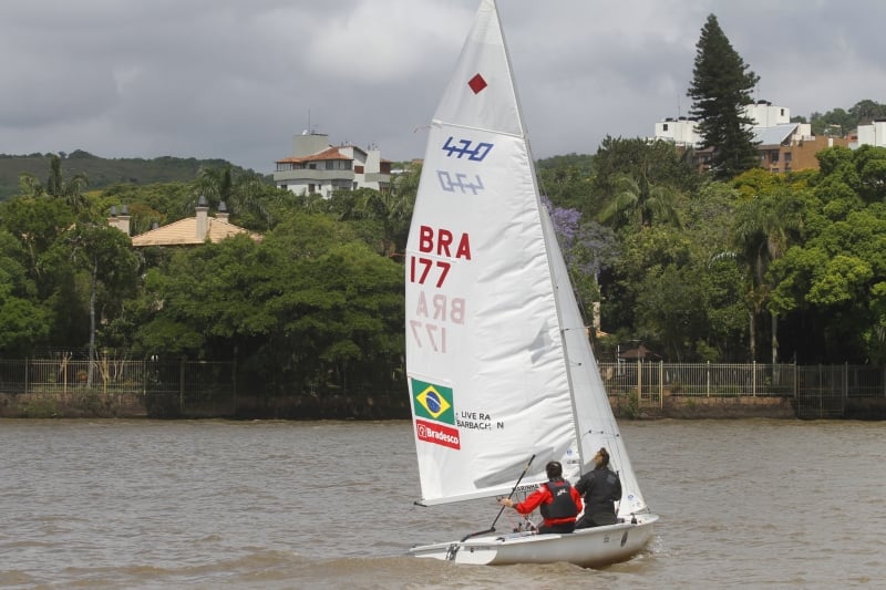 {'nm_midia_inter_thumb1':'https://www.jornaldocomercio.com/_midias/jpg/2018/11/04/206x137/1_lp_011118___jangadeiros__40_-8528602.jpg', 'id_midia_tipo':'2', 'id_tetag_galer':'', 'id_midia':'5bdf46c10f171', 'cd_midia':8528602, 'ds_midia_link': 'https://www.jornaldocomercio.com/_midias/jpg/2018/11/04/lp_011118___jangadeiros__40_-8528602.jpg', 'ds_midia': 'Clube, fundado em 1941, estimula a prática de esportes náuticos', 'ds_midia_credi': 'LUIZA PRADO/JC', 'ds_midia_titlo': 'Clube, fundado em 1941, estimula a prática de esportes náuticos', 'cd_tetag': '1', 'cd_midia_w': '800', 'cd_midia_h': '533', 'align': 'Left'}