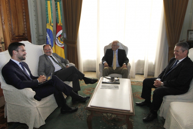 Acompanhados dos respectivos vices, José Ivo Sartori e Eduardo Leite se reuniram na sede do Executivo