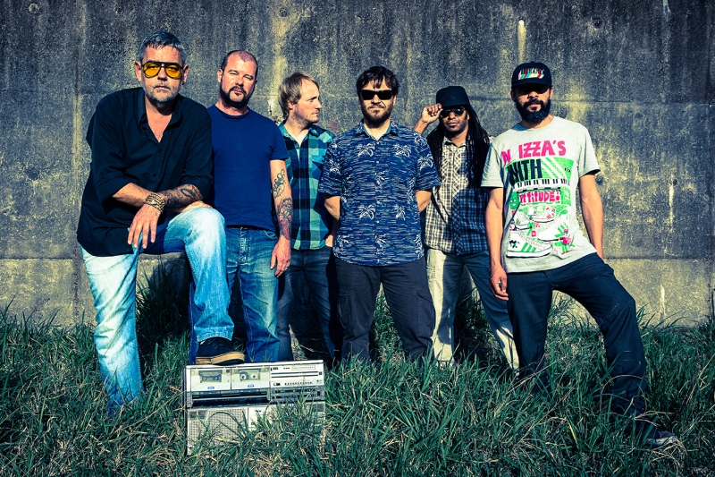 Composto de diversas influências, grupo apresenta show de Tente enxergar a partir das 22h