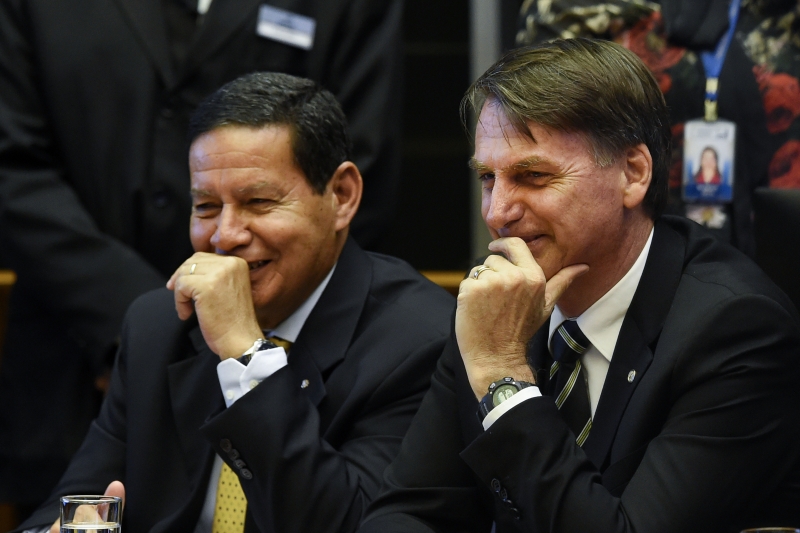 Assim que Bolsonaro sair do espaço aéreo brasileiro, vice assume o cargo oficialmente