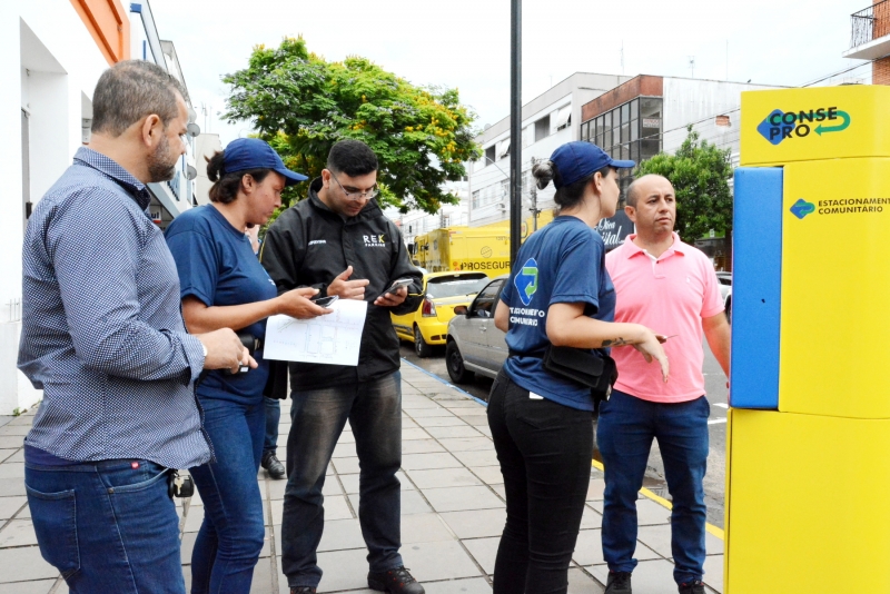 Monitores orientam a comunidade sobre o funcionamento do local