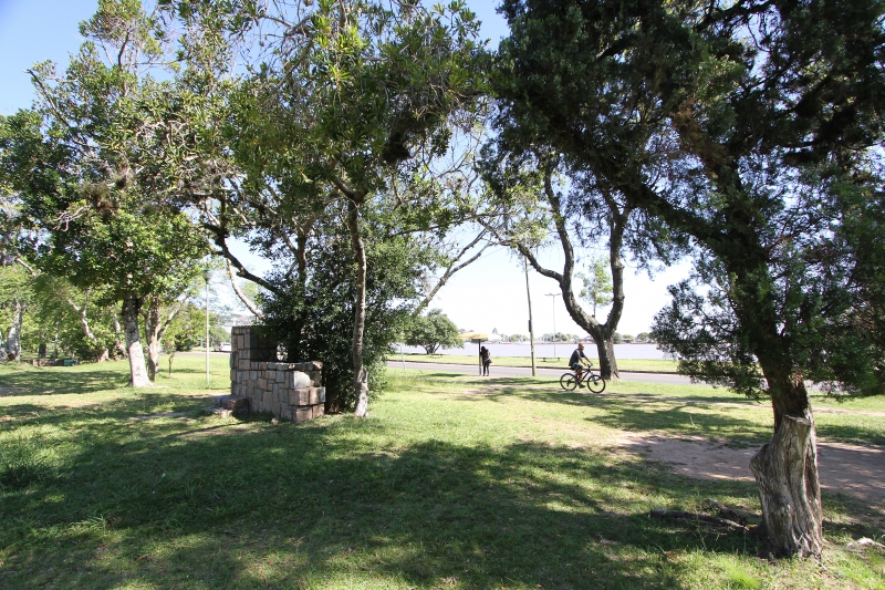 Praça Araguaia, a 'pracinha do Timbuka', atrai frequentadores por sua tranquilidade, mas carece de melhor estrutura