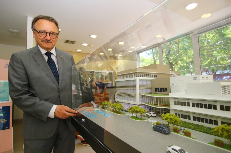 Costa mostra a maquete com a fase dois da ampliação do Inscer na área do Hospital São Lucas