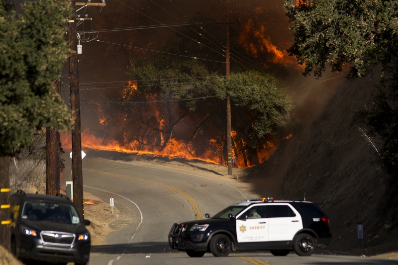 Na região de Los Angeles, chamas ameaçam cerca de 75 mil casas e mais de 200 mil pessoas