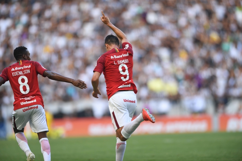 Em uma arrancada individual, Damião chutou forte, aproveitou rebote para marcar o gol e comemorar