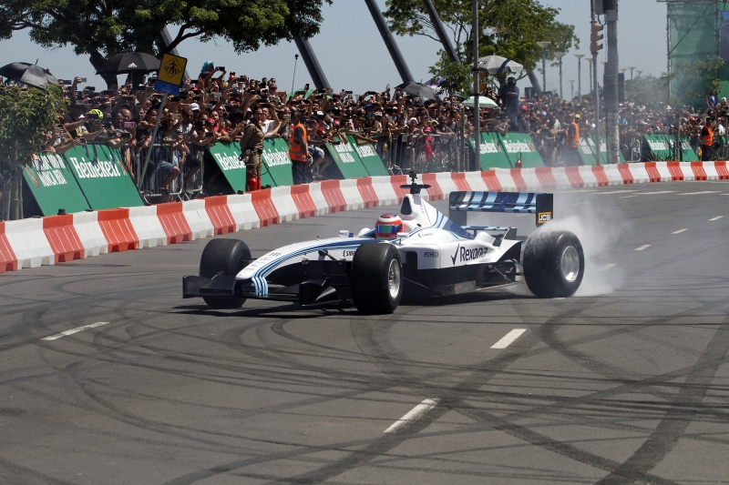 O ex-piloto Rubens Barrichello foi escalado para pilotar uma Williams e fez vibrar a plateia