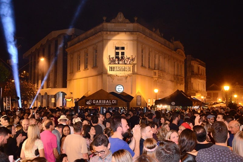 Munícipes e turistas lotaram o Centro Histórico da Capital Brasileira do Espumante