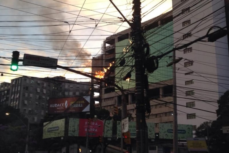 De acordo com a CEEE, queima aconteceu em decorrência de furto de cabos entre dois postes