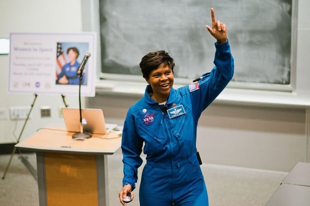 Ela desenvolve uma roupa inteligente para ser usada no espa�o