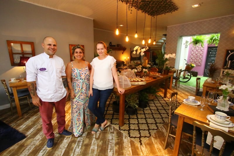 Patrick Vargas, Fabi Vanoni e Fernanda Nickkel est�o � frente do local, que � uma extens�o do neg�cio que j� funcionava no bairro Mon't Serrat