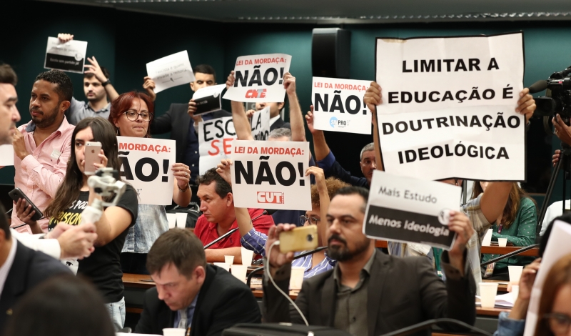 Críticos ao programa acreditam que ideia do programa atenta contra a pluralidade de compreensões