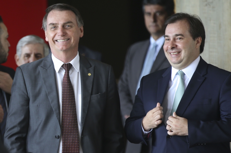 Bolsonaro (e) e Rodrigo Maia se encontraram fora da agenda de ambos