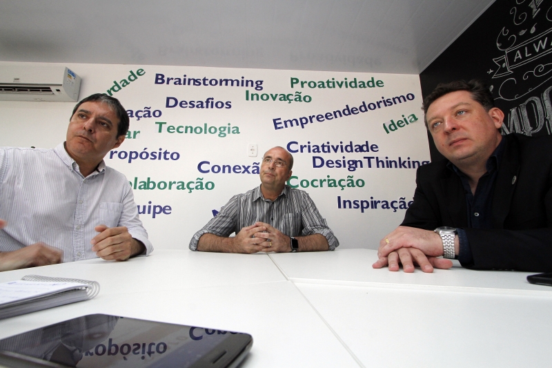 {'nm_midia_inter_thumb1':'https://www.jornaldocomercio.com/_midias/jpg/2018/11/16/206x137/1_mgr161118farmacos_ufrgs052-8540578.jpg', 'id_midia_tipo':'2', 'id_tetag_galer':'', 'id_midia':'5beec9e653b40', 'cd_midia':8540578, 'ds_midia_link': 'https://www.jornaldocomercio.com/_midias/jpg/2018/11/16/mgr161118farmacos_ufrgs052-8540578.jpg', 'ds_midia': 'Entrevista com Paulo Mayorga (E), Marcelo Lubaszewski e Rafael Roesler  sobre o CPDIM (centro de pesquisa, desenvolvimento e inova&ccedil;&atilde;o em medicamentos) da UFRGS que ser&aacute; implantado no Campus do Vale. ', 'ds_midia_credi': 'MARCELO G. RIBEIRO/JC', 'ds_midia_titlo': 'Entrevista com Paulo Mayorga (E), Marcelo Lubaszewski e Rafael Roesler  sobre o CPDIM (centro de pesquisa, desenvolvimento e inova&ccedil;&atilde;o em medicamentos) da UFRGS que ser&aacute; implantado no Campus do Vale. ', 'cd_tetag': '1', 'cd_midia_w': '800', 'cd_midia_h': '533', 'align': 'Left'}