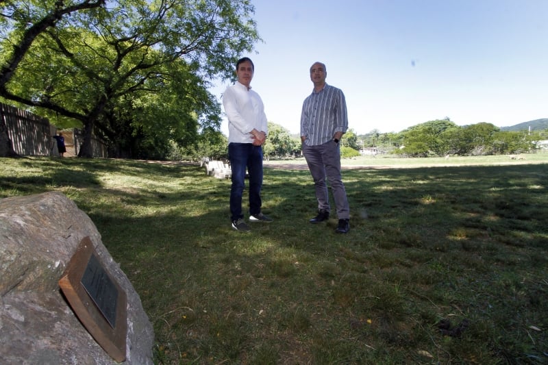 Mayorga (E) e Lubaszewski destacam que o prédio ficará pronto 180 dias após concluída a licitação