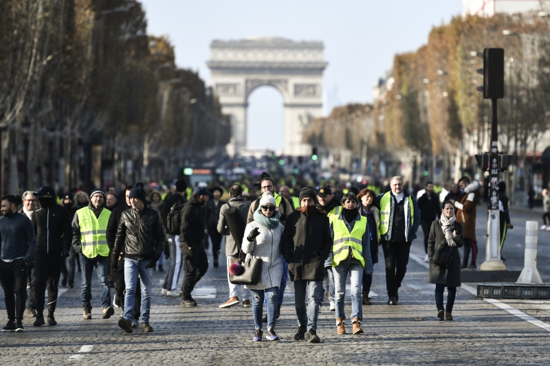 'Coletes amarelos' protestam em Paris contra o aumento dos impostos do combustível