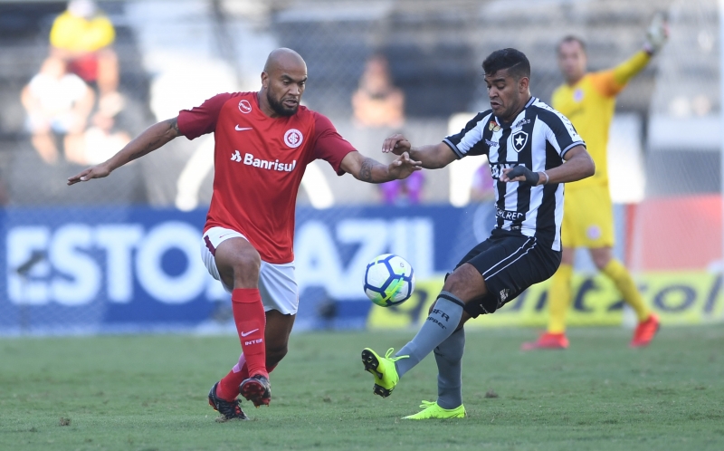 Inter perde no Rio e cai para o terceiro lugar
