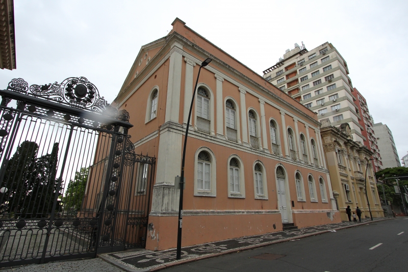 {'nm_midia_inter_thumb1':'https://www.jornaldocomercio.com/_midias/jpg/2018/11/18/206x137/1_mq181118_tombados61-8541649.jpg', 'id_midia_tipo':'2', 'id_tetag_galer':'', 'id_midia':'5bf1aba97aa5d', 'cd_midia':8541649, 'ds_midia_link': 'https://www.jornaldocomercio.com/_midias/jpg/2018/11/18/mq181118_tombados61-8541649.jpg', 'ds_midia': 'Memorial do Legislativo é o prédio mais antigo da Capital ainda em pé ', 'ds_midia_credi': 'MARCO QUINTANA/JC', 'ds_midia_titlo': 'Memorial do Legislativo é o prédio mais antigo da Capital ainda em pé ', 'cd_tetag': '1', 'cd_midia_w': '800', 'cd_midia_h': '533', 'align': 'Left'}