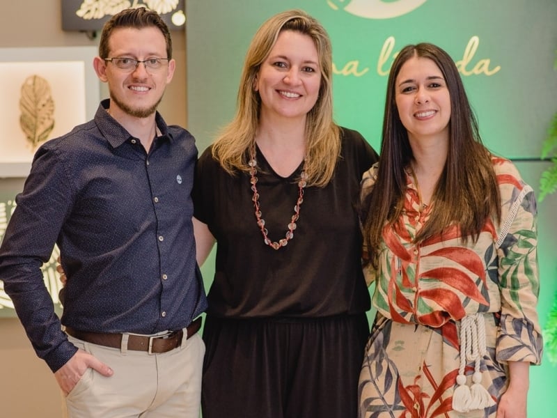 Tiago Zanella, Ana Paula Ártico e Deborah Garrett inauguraram a primeira loja da Forma Líquida, no Iguatemi Caxias do Sul