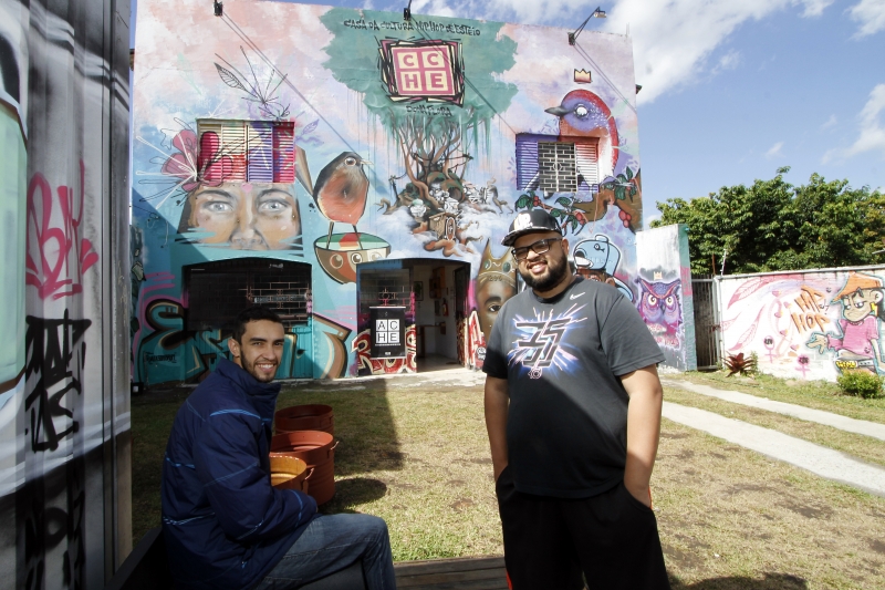 Gonçalves (e) e Martins comemoram a inclusão de novas oficinas