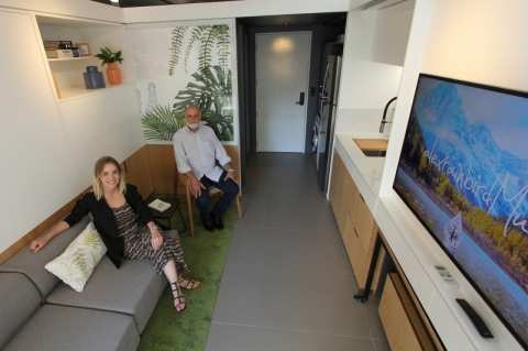 Lu�sa, de 31 anos, e Paulo, 70, est�o � frente do Pra�a4, no Menino Deus