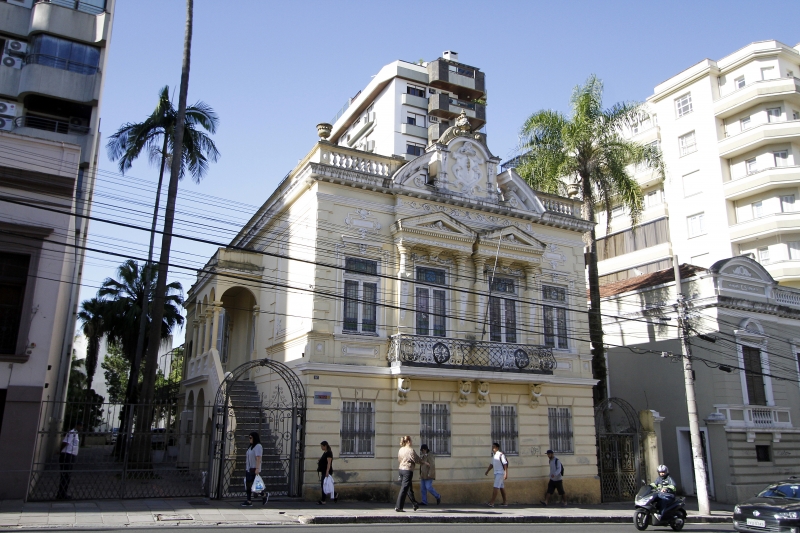 {'nm_midia_inter_thumb1':'https://www.jornaldocomercio.com/_midias/jpg/2018/11/21/206x137/1_mgr211118mobiliario_poa116-8544987.jpg', 'id_midia_tipo':'2', 'id_tetag_galer':'', 'id_midia':'5bf577e12c952', 'cd_midia':8544987, 'ds_midia_link': 'https://www.jornaldocomercio.com/_midias/jpg/2018/11/21/mgr211118mobiliario_poa116-8544987.jpg', 'ds_midia': 'Palacete Argentina, na Independência, é sede estadual do Iphan', 'ds_midia_credi': 'MARCELO G. RIBEIRO/JC', 'ds_midia_titlo': 'Palacete Argentina, na Independência, é sede estadual do Iphan', 'cd_tetag': '1', 'cd_midia_w': '800', 'cd_midia_h': '533', 'align': 'Left'}