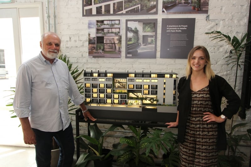 Entrevista  com os criadores de um empreendimento in&eacute;dito em Porto Alegre que ter&aacute; pra&ccedil;as elevadas.
Na foto:  Luisa Konzen, diretora da incorporadora Lugares com Alma, e Paulo Fam, diretor da incorporadora FamCorp,  Foto: MARCO QUINTANA/JC