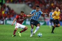 Flamengo bate o Gr�mio por 2 a 0, no Maracan�, e segue na briga pela ta�a