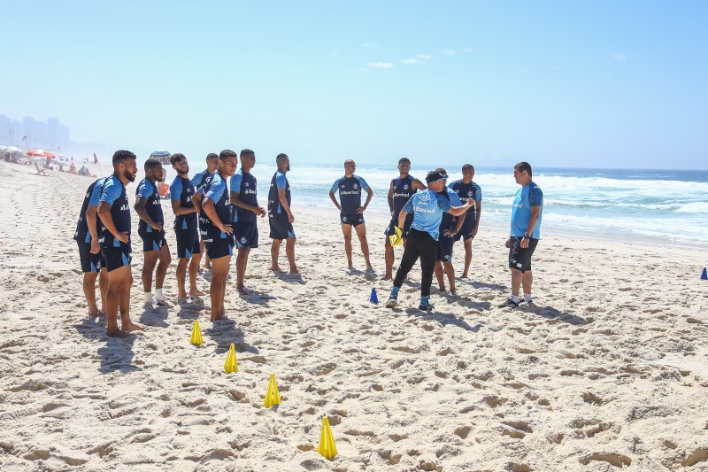 Jogadores realizaram trabalhos físicos à beira-mar na Barra da Tijuca