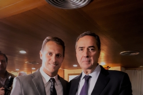 O advogado gaúcho Lucas Willadino entregou o livro Delito de corrupção entre particulares, que ele lançou recentemente, ao ministro Luis Roberto Barroso do STF