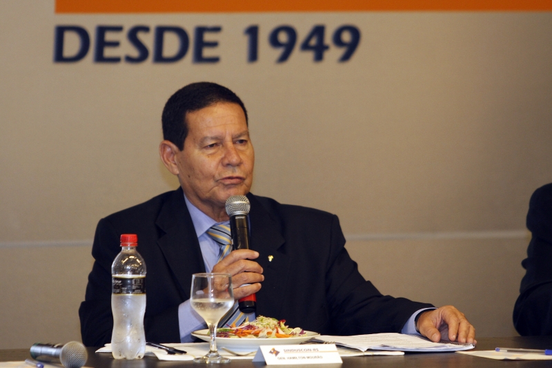 General Mourão participou de reunião-almoço com empresários da construção civil em Porto Alegre