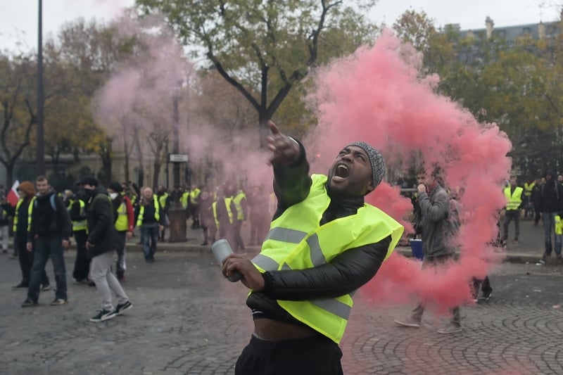 Polícia de Paris usou canhões d'água e bombas de gás lacrimogêneo contra manifestantes