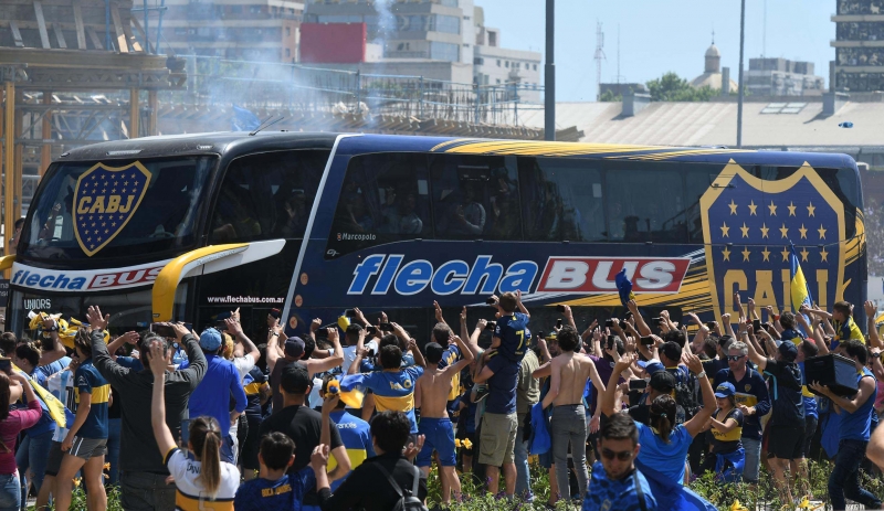 �nibus do Boca Juniors foi alvo de pedras da torcida do River