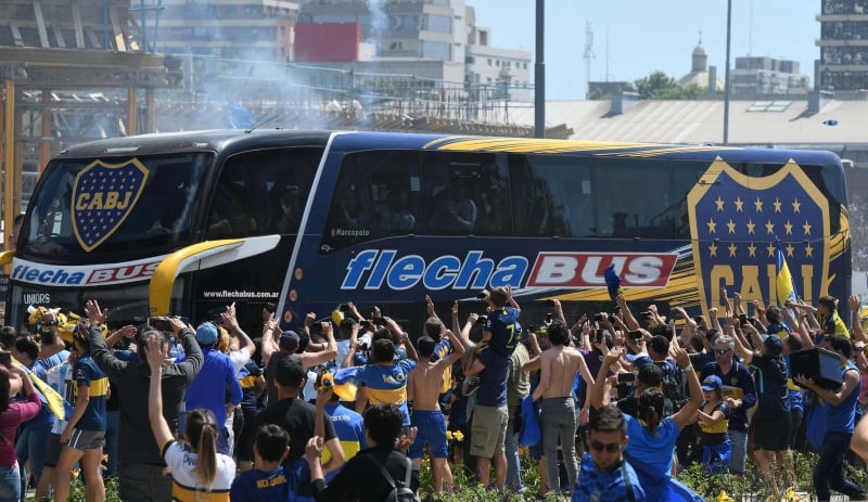 Veículo foi atacado perto da entrada do estádio Monumental de Núñez, em Buenos Aires