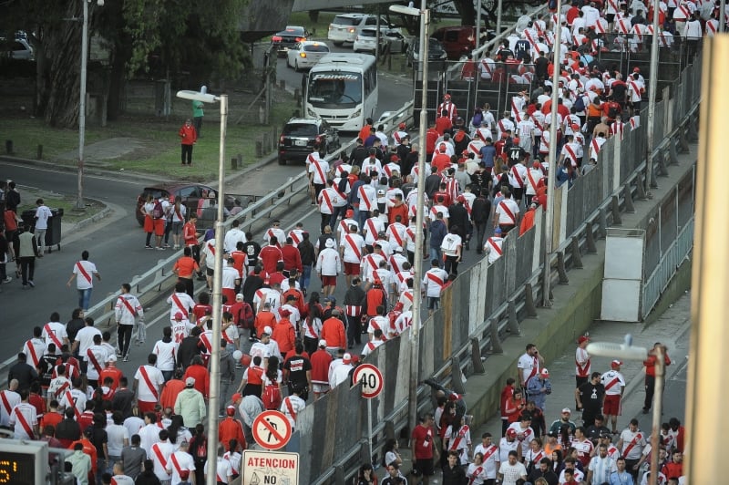 Torcedores deixam estádio com adiamento devido ao ataque ao ônibus do Boca 