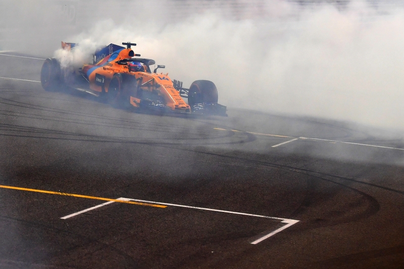 Fernando Alonso realiza drift com o monoposto da McLanren após a corrida