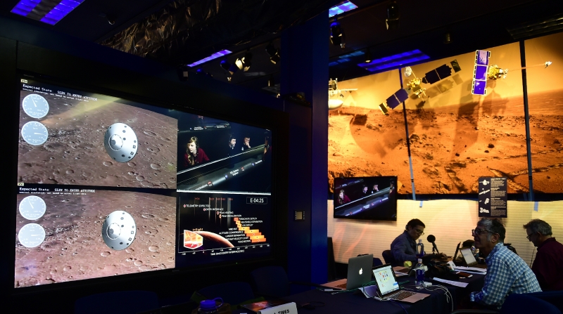 Cientistas do Jet Propulsion Laboratory observam o pouso da InSight no solo de Marte
