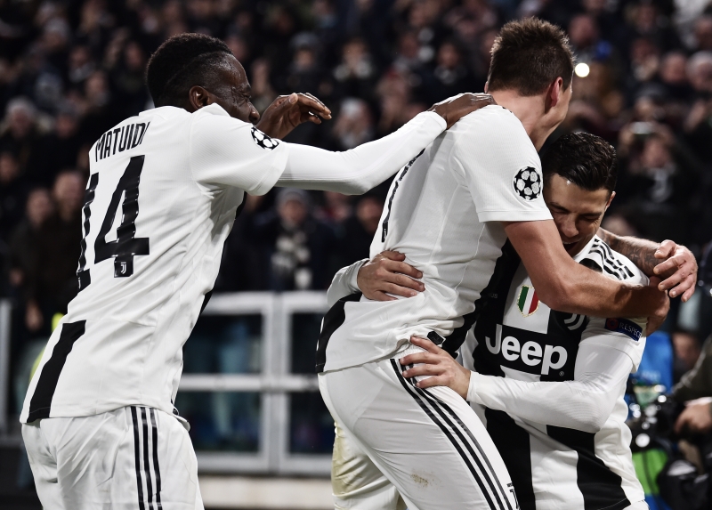 Blaise Matuidi, Mario Mandzukic e Cristiano Ronaldo comemoram vitória da Juventus contra o Valência