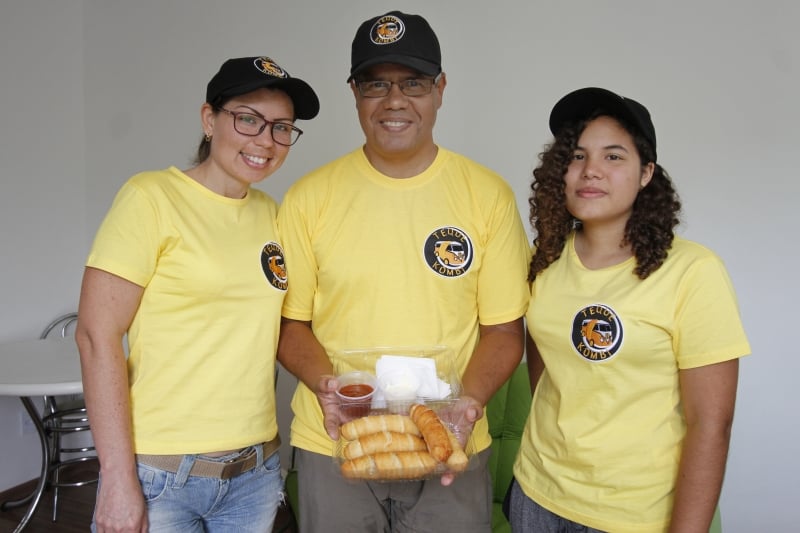 Luisana, Oscar e Sofia produzem teque�os, lanche t�pico de sua terra natal, e vendem pelas ruas de Gravata� 