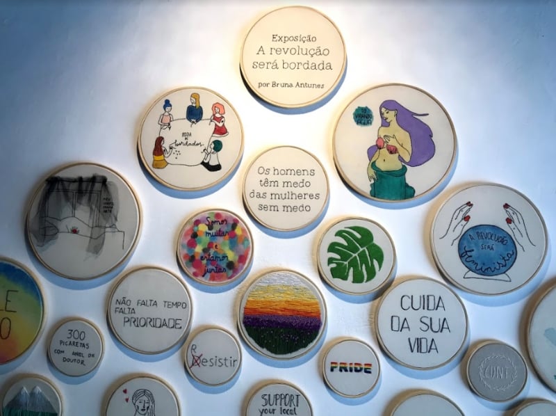 Mostra exibe peças recentes e obras de acervo produzidas usando bordado e aquarela em tecido