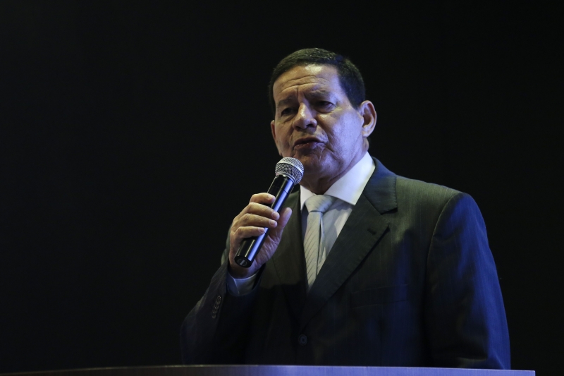 Presidente em exercício devido a viagem de Bolsonaro, Mourão evitou perguntas sobre Flávio Bolsonaro