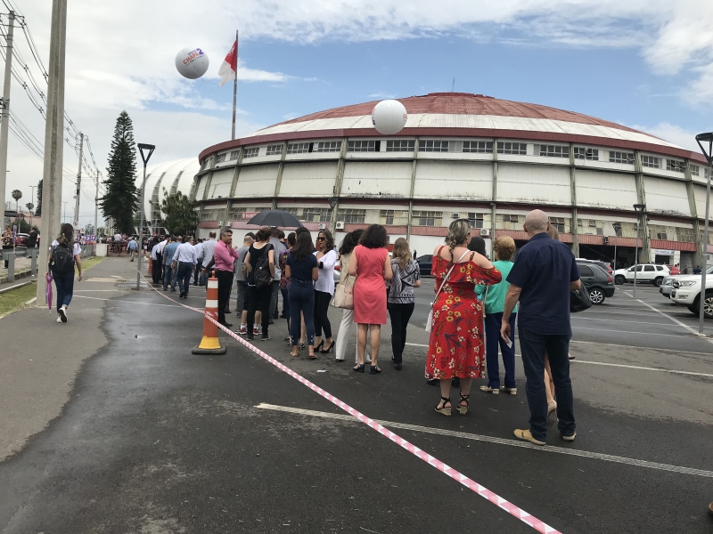 Advogados encararam sol e filas para poder votar pela manhã em Porto Alegre