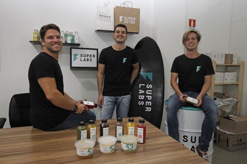 Eduardo Ribeiro, Marco Viana e Eduardo Teixeira criaram uma empresa de alimentos naturais, com f&aacute;brica na cidade de Eldorado do Sul Foto: LUIZA PRADO/JC