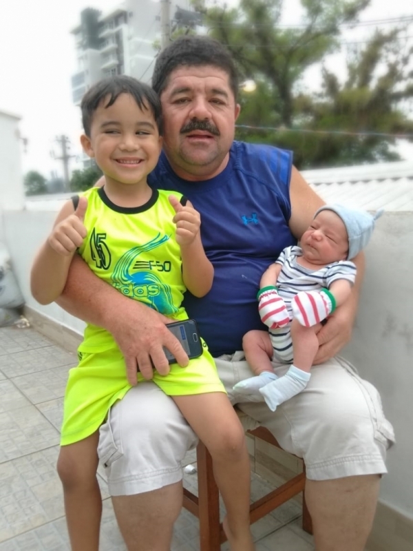 Mauricio com o filho e o neto, que nasceu em Gravata&iacute; em novembro Foto: MaurIcio ARANGO/Arquivo Pessoal/JC