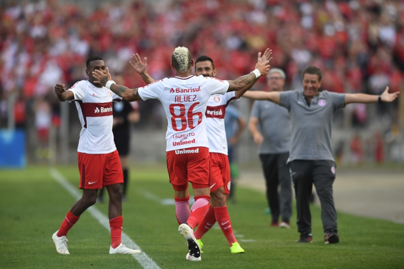 Jonatan Alvez comemora o gol que abriu o placar em Curitiba e que terminou em empate em 1 a 1