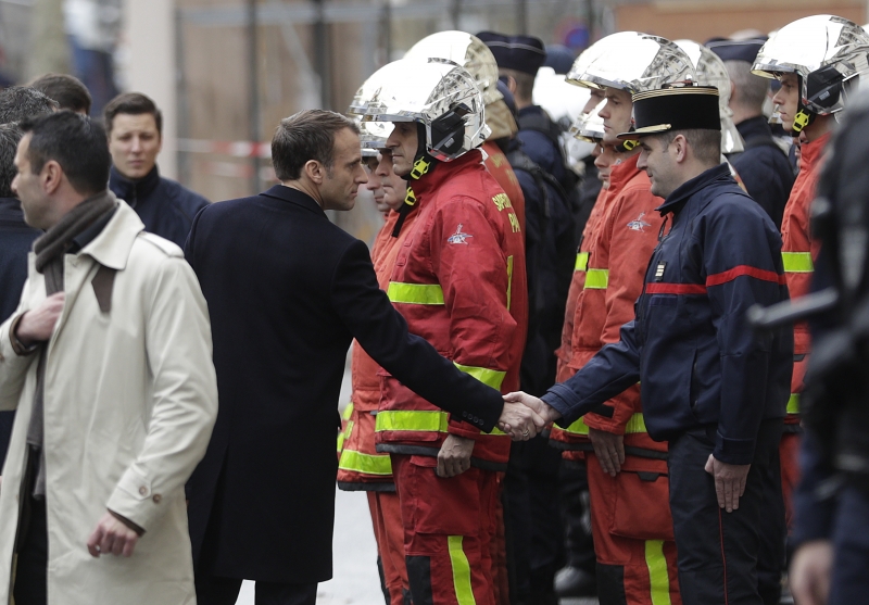 Macron ordenou ao primeiro-ministro, Édouard Philippe, para manter diálogo com líderes políticos e manifestantes