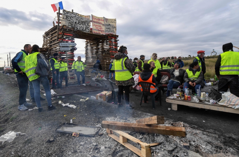Manifestantes foram chamados de coletes amarelos durante protestos em Paris