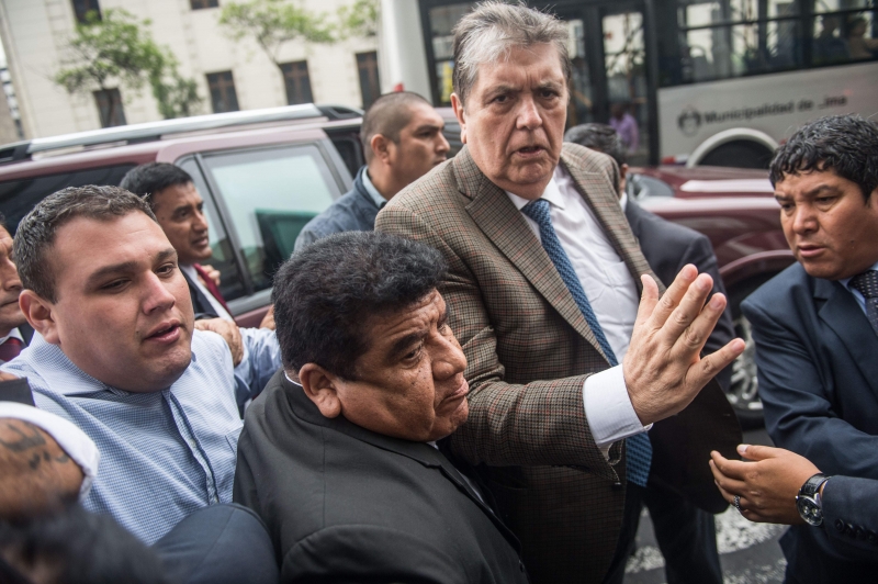 Alan García (2º à direita) já deixou o consulado uruguaio em Lima